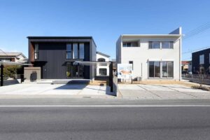 福富住宅施工事例(黒い外壁の家と白い外壁の家)