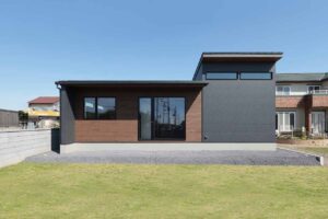 福富住宅の施工事例(濃い色の外壁の家、外観)